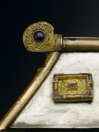 The Monymusk Reliquary, c.8th century AD (brons, silver, trä, kopparlegering, glas, emalj) av Scottish School