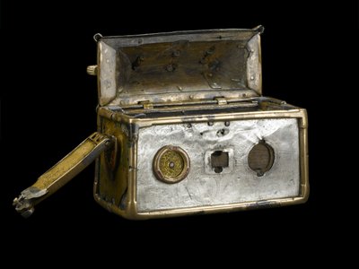 The Monymusk Reliquary, c.8th century AD (brons, silver, trä, kopparlegering, glas, emalj) av Scottish School