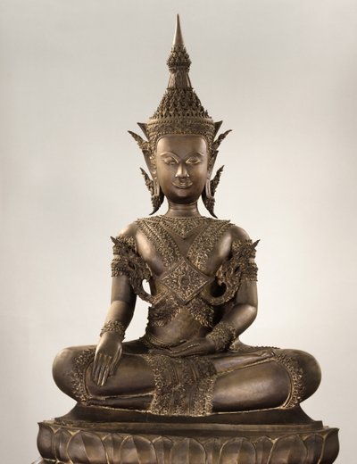 Buddha i naturlig storlek i kunglig klädsel (brons) av School Siamese