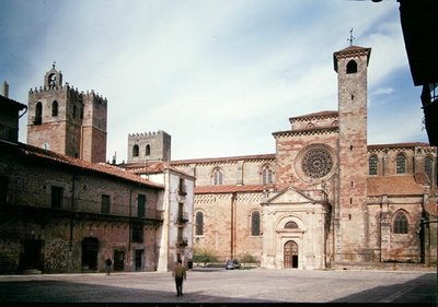 Utsikt över katedralen från Plaza Mayor, byggd 1150-1300-talet (foto) av School Spanish