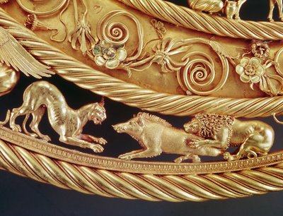 Lejon och panter som attackerar ett vildsvin, Detalj av en guldpectoral från Tovsta Mohyla (guld) av Scythian