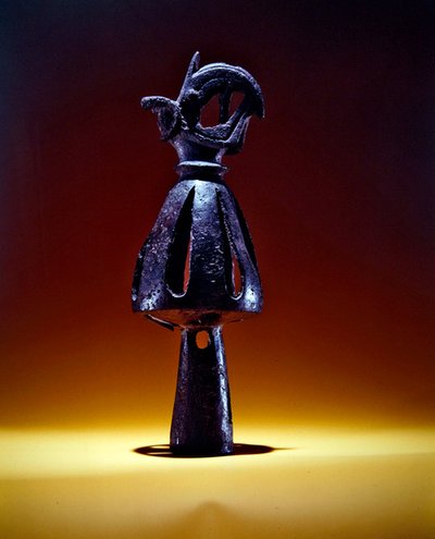 Slutlig, genombruten kon dekorerad med ett griphuvud med baggehorn, sent 700- tidigt 600-tal f.Kr. (brons) av Scythian Scythian