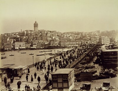 Galatabron över Gyllene hornet, Istanbul, ca 1890 (s/v foto) av Sebah and Joaillier