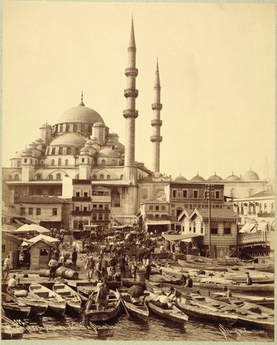 Santa Sophia-moskén och fiskebåtar på stranden av Bosporen, Istanbul, ca 1890 (s/v foto) av Sebah and Joaillier