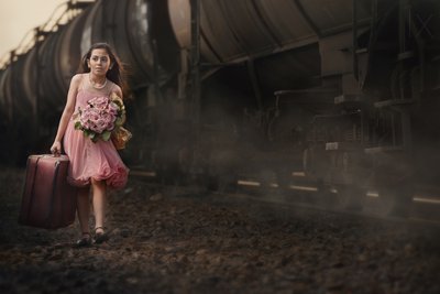 Resan med tåget i den rosa klänningen av See Plus