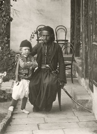 Arab kawass (ottomansk vakt) med en ung pojke i trädgården till ett hus i Judea-distriktet i Jerusalem, 1867 av Sergeant Henry Phillips