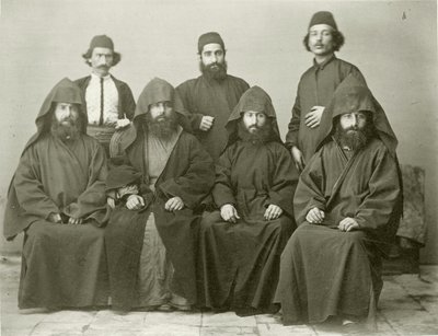 Grupp på 4 armeniska präster och 3 andra på innergården på Mediterranean Hotel, Jerusalem, 1867 av Sergeant Henry Phillips