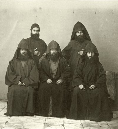 Grupp om 5 armeniska präster på gården till Mediterranean Hotel, Jerusalem, 1867 av Sergeant Henry Phillips