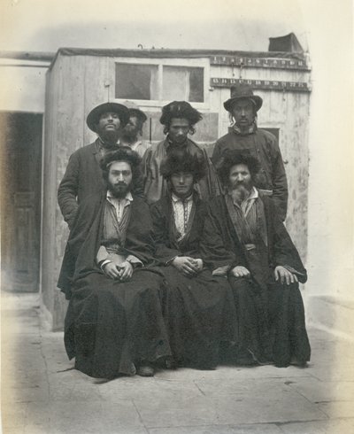 Grupp på 7 polska judar på gården till Mediterranean Hotel, Jerusalem, 1867 av Sergeant Henry Phillips