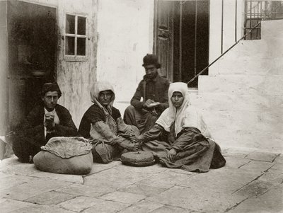 Kvinnor som maler mjöl med runda kvarnstenar på en innergård till ett hus i Jerusalem, 1867 av Sergeant Henry Phillips