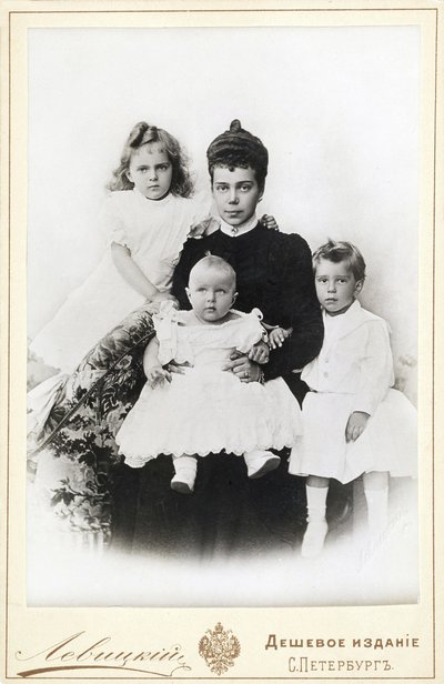 Storhertiginnan Xenia Alexandrovna av Ryssland med barnen Irina Alexandrovna, Andrei..., 1903. av Sergei Lvovich Levitsky