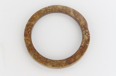 Ring (jade) av Shang Dynasty Chinese School