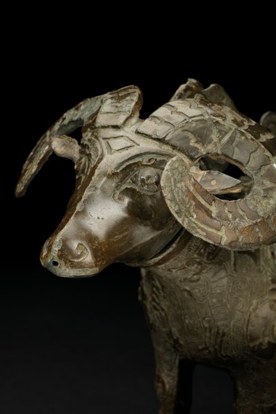 Rituellt vinkärl i ramform, Gong (brons) av Shang Dynasty Chinese School