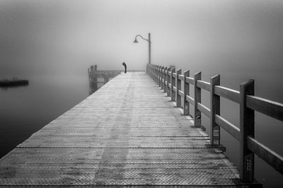 Misty Pier – Ensamhet av Shanrui Ren