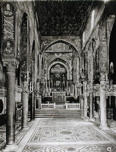 Interiörvy av långhuset (s/v foto) av Sicilian School