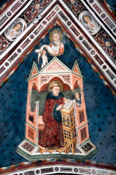 Vy över detaljerna i en fresk som dekorerar ett av övre kyrkans valv som representerar de fyra läkarna i den romerska kyrkan: St. Gregoire I den store och evangelisten Saint Mathieu av Sienese School