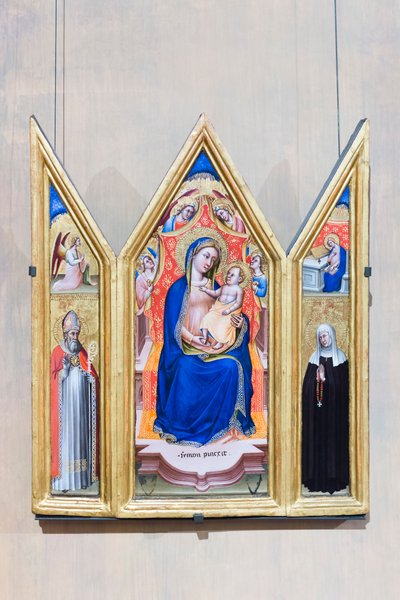 Triptyk, tronande Madonna och barn med änglar (mitten), bebådelsens ängel och helgon Augustinus (vänster), jungfruförkunnelse och helgon Monica (höger) av Simone dei Crocifissi