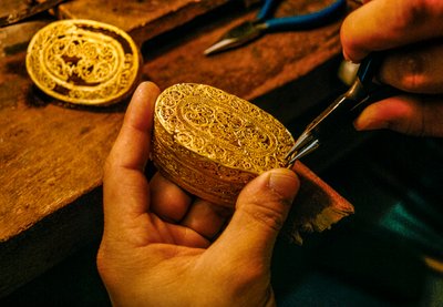 En filigranask i guld från ett spanskt skeppsbrott repareras. av Sisse Brimberg