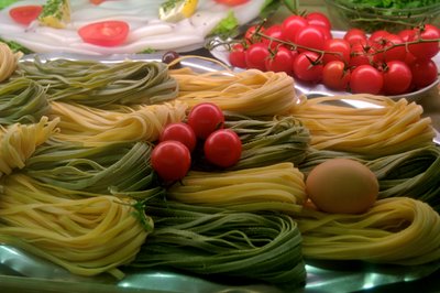 Frankrike, Paris: Pasta i vitrinskåp på en allmän gata, 2022 (foto) av Sisse Brimberg
