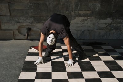 Frankrike, Paris: Gatuartist längs piren vid floden Siene, 2022 (foto) av Sisse Brimberg