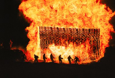 Islänningarna firar midsommar på vikingavis med eld, sång och dryck, 2000 (foto) av Sisse Brimberg