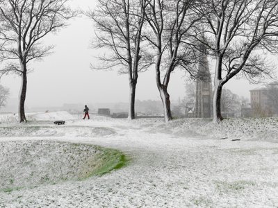 Ensam person på promenad i Köpenhamns fästning under snöstorm, Danmark, 2022 (foto) av Sisse Brimberg