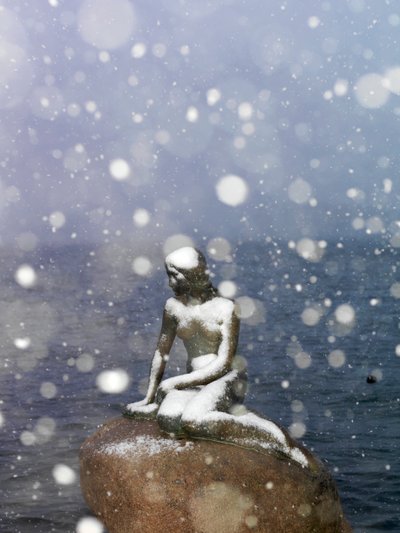 Snöstorm på Den lilla sjöjungfrun staty av Edvard Eriksen, vinter i Köpenhamn Danmark. 2022 (foto) av Sisse Brimberg