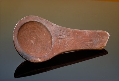 Lascaux-lampan, polerad sandsten som hittades i Lascaux-grottan. av Sisse Brimberg