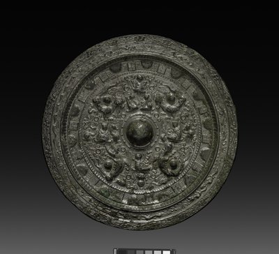 Spegel med Xiwangmu, c.317-400 (brons) av Six Dynasties Chinese School