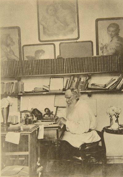 Den ryske författaren Leo Tolstoj i arbete, 1890-talet av Sophia Andreevna Tolstaya
