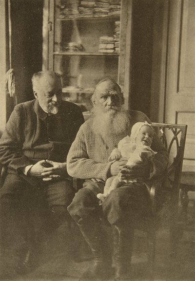 Den ryske författaren Leo Tolstoj med sin svärson och barnbarn, Ryssland, c1905-c1906 av Sophia Andreevna Tolstaya