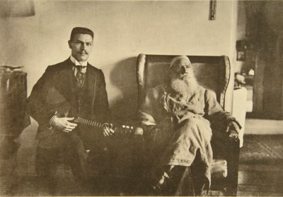 Den ryske författaren Leo Tolstoj med balalajkaspelaren Boris Trojanovskij, Ryssland, 1909 av Sophia Andreevna Tolstaya