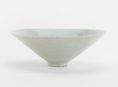 Skål med formpressad design av Fenix och blommor, c.1200 (keramik) av Southern Song Dynasty Chinese School