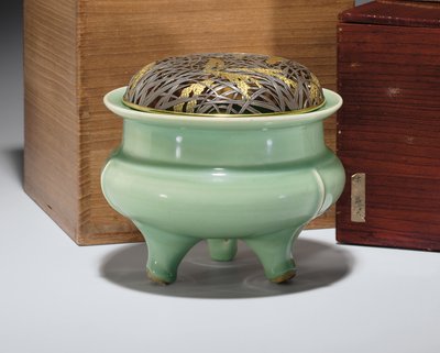 Stor Longquan celadon stativ rökelsekar med japanskt paketförgyllt metallhölje (keramik) (se även 349496) av Southern Song Dynasty Chinese School