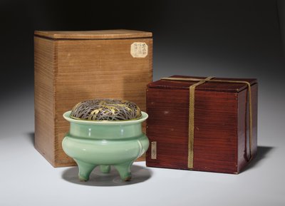 Stor Longquan celadon stativ rökelsekar med japanskt paketförgyllt metallhölje (keramik) (se även 349486) av Southern Song Dynasty Chinese School