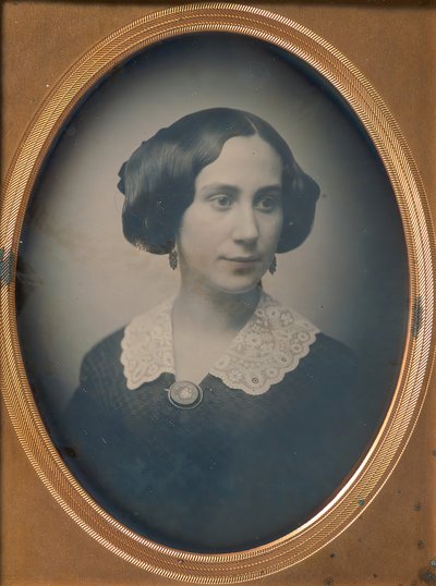 Ung kvinna som bär spetskrage och brosch, 1850-talet. av Southworth and Hawes.