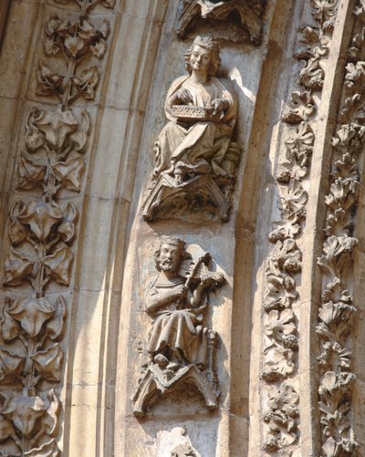 Archivolt av västfasadens centrala portal, detalj av en violinist och en cittraspelare, ca. 1350-1400 (hög relief) av Spanish School