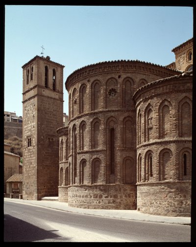 Art mudejar: utsikt över absiden av kyrkan Santiago de Arrabal, 1200-talets Toledo, Spanien av Spanish School