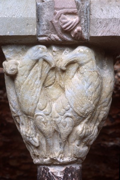 Detalj av en arkadhuvudstad med skulptur av två fåglar (foto) av Spanish School