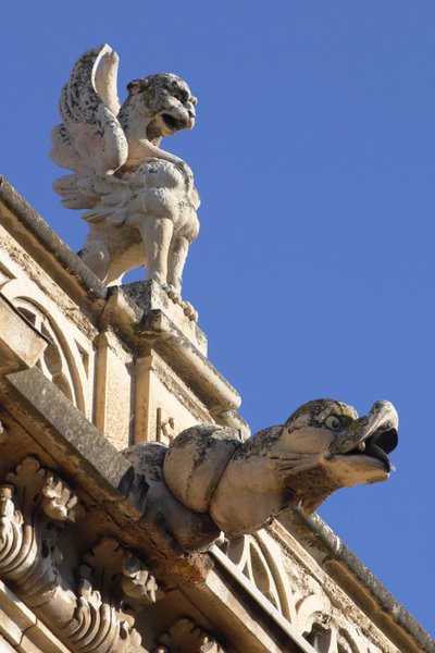 Gargoyle och acroteria, detalj från exteriören av Spanish School