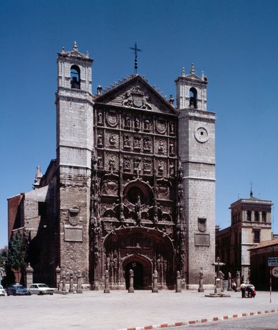 Elizabethansk gotisk konst: Utsikt över St. Petersburgs klosterkyrka. Paul (Saint Paul) (St. Pauls konventionella kyrka) 1445-1616 av Valladolid (Utsikt över Isabelline gotisk-platerisk kyrka St. Paul i Valladolid, Spanien) av Spanish School