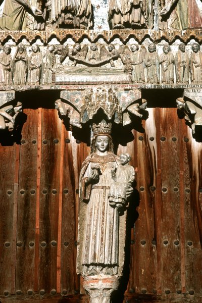 Västportalen med staty av Madonna och barn och relief av den sista domen av Spanish School