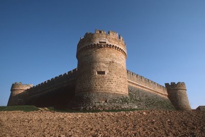 Tre hörntorn och omkretsväggar underifrån av Spanish School