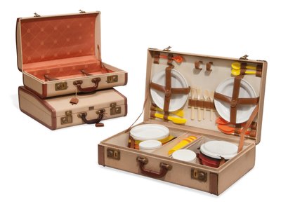 Två resväskor och en picknickkorg, Loewe, mitten av 1900-talet (canvas, läder, mässing och plast) av Spanish School