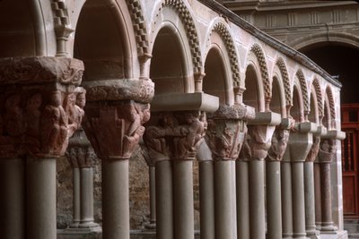 Vy över arkadhuvudstäder i klostret av Spanish School