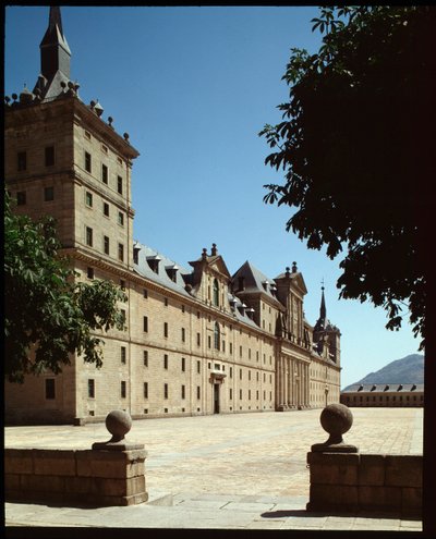 Vy över huvudfasaden på Royal Seat av Spanish School