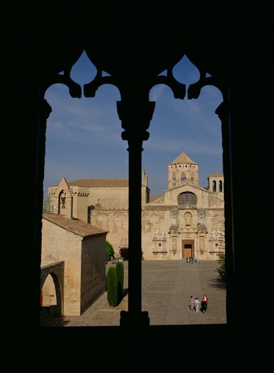 Utsikt över kyrkan inne i klostret, påbörjad 1161 av Spanish School