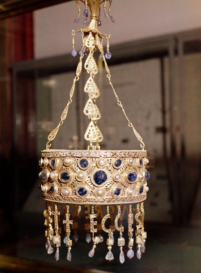 Votivkrona av kung Recesvinth (r.652-72) från Treasure of Guarrazar, c.670 (guld, bergskristall, pärlor och safirer) av Spanish School