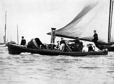 Ett kungligt och kejserligt parti i Cowes, 1910. av Sport and General