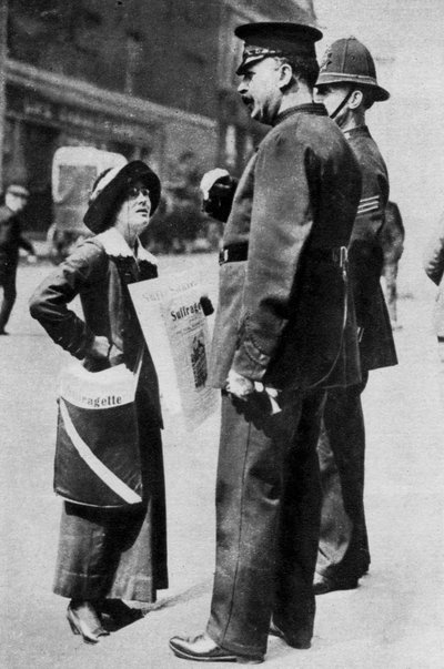 En suffragetta som konfronterar två poliser, 1913 1937. av Sport and General